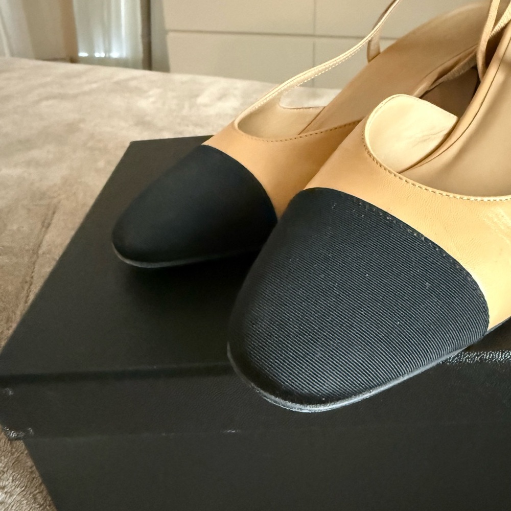CHANEL Two-Tone Beige and Black Slingbacks 38.5 Excellent Condition - Picture 6 of 7